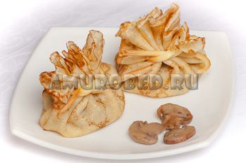 Блинчики с грибным жульеном и картофелем