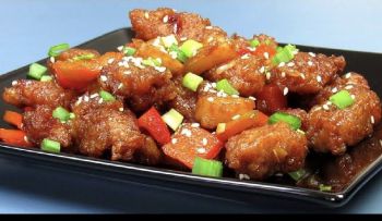 Свинина обжаренная кусочками в крахмале с соусом (89)