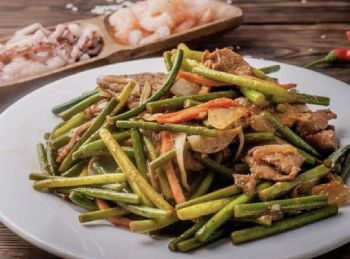 Картофель фри с побегами чеснока и мясом в соевом соусе (44)