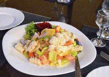 Салат из свежего помидора с кальмаром и креветками (2)