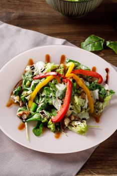 Салат из обжаренной говядины, брокколи, цветной капусты, перцем и листом салата под имбирной заправкой