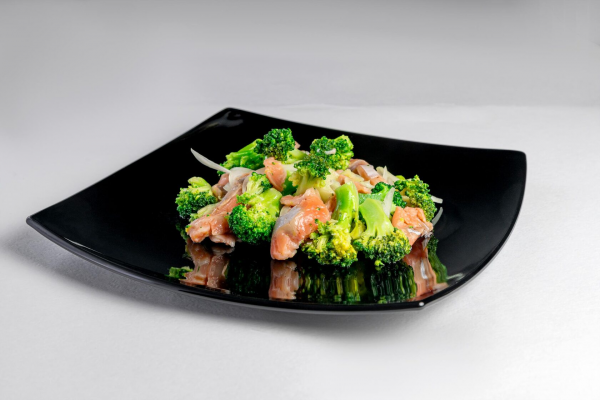 Салат с брокколи и слабосоленым лососем