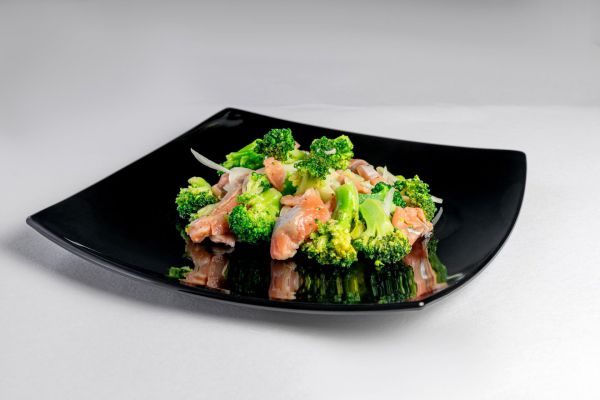 Салат с брокколи и слабосолёным лососем - 150