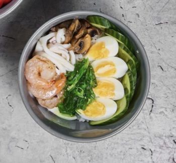 Боул с креветкой и кальмаром