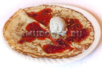 Блинчики с шариком пломбира и клубничным вареньем
