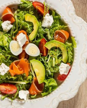 Салат с лососем и сыром брынза