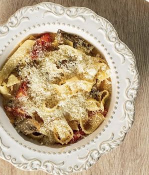 С томатами черри и вешенками