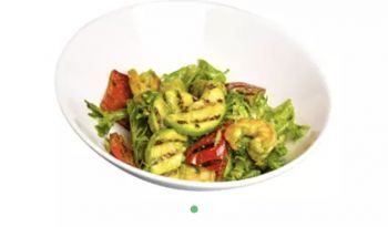 Салат теплый с морепродуктами и соусом песто