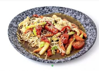 Удон с курицей и овощами