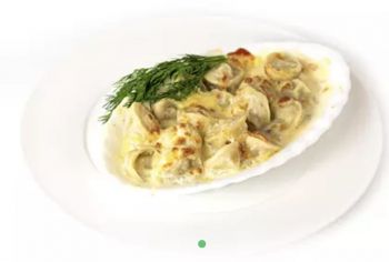 Пельмени запеченные в сливочно-грибном соусе с сыром