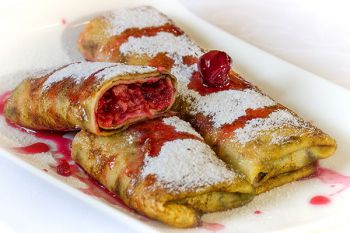 Блинчики с яблоком и брусникой