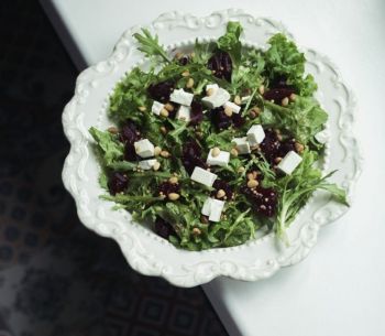 Салат с печеной свеклой и сыром брынза