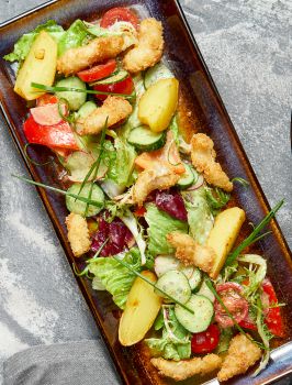 Салат из хрустящих овощей и микс салатом, с жареным картофелем и судаком фри