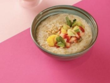 Каша на растительном молоке с фруктами и кедровым орехом 