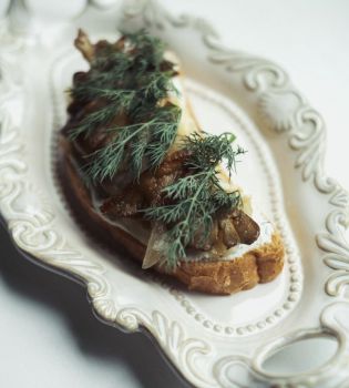 Брускетта с вешенками и карамелизированным луком