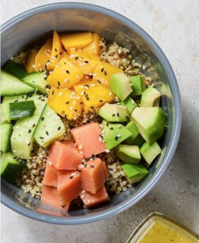 Боул с лососем и манго