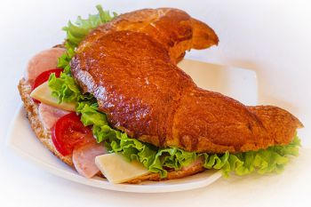 Круассан-ролл с ветчиной и сыром