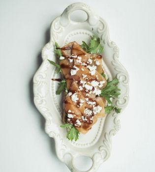 Брускетта с лососем, сыром брынза и соусом песто