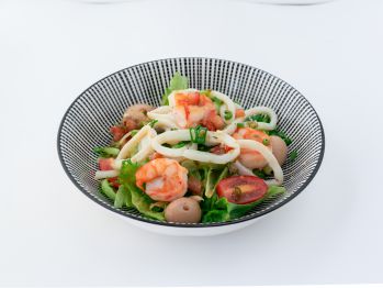 Салат с креветками и кальмаром