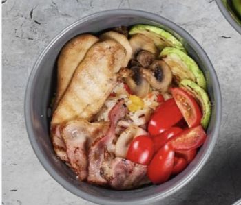 Боул с курицей и беконом