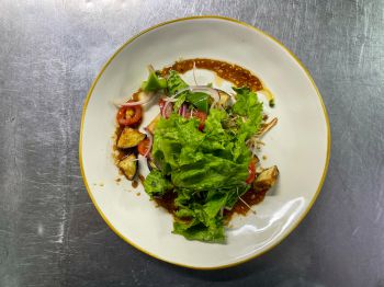 Микс-салат с баклажанами в соево-кунжутном соусе