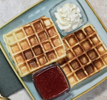 Вафля творожная с клубничным соусом и творожным сыром