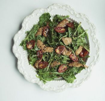 Салат с курицей и вялеными томатами