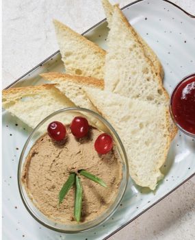 Паштет из куриной печени с чиабаттой и брусничным соусом