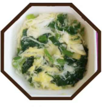Бульон с яйцом и шпинатом (121)