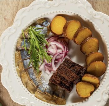 Сельдь  с картофелем и гренками