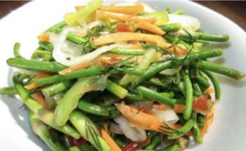 Побеги чеснока с картофелем фри и мясом (65)