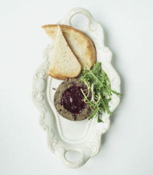 Паштет из печени косули с ягодами и гренками