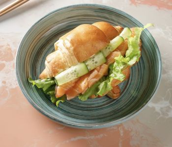 Круассан с лососем и творожным сыром