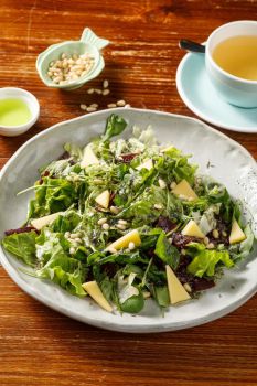 Салат из отварной свеклы с миксом листьев салата