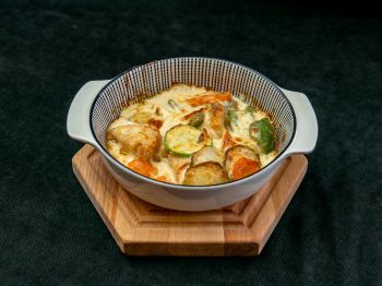 Палтус в сливочном соусе с овощами, запеченный с сыром