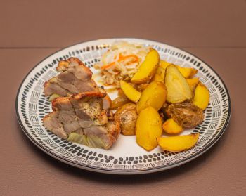 Пряная курица с картофелем по-деревенски и квашеной капустой