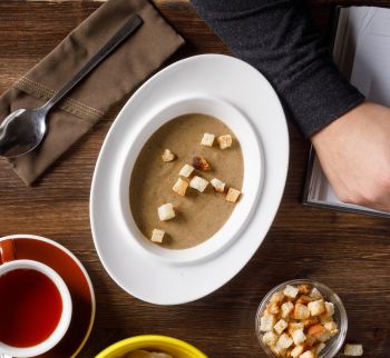Грибной крем-суп с чесночными гренками